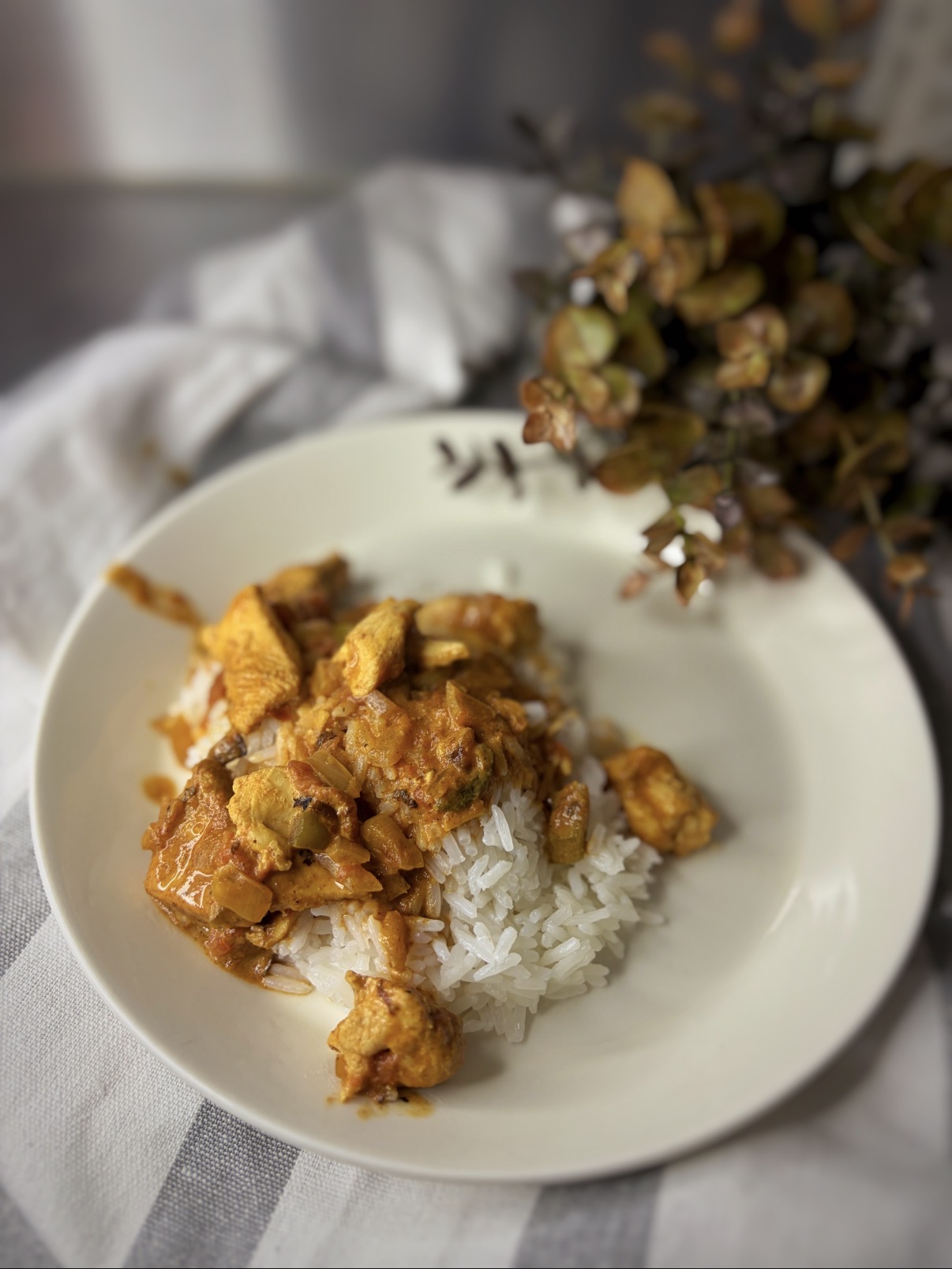 Intialaistyylinen curry-kana